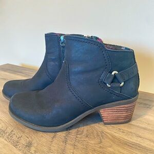 Teva Foxy black ankle boot in nubuck leather. Size 7